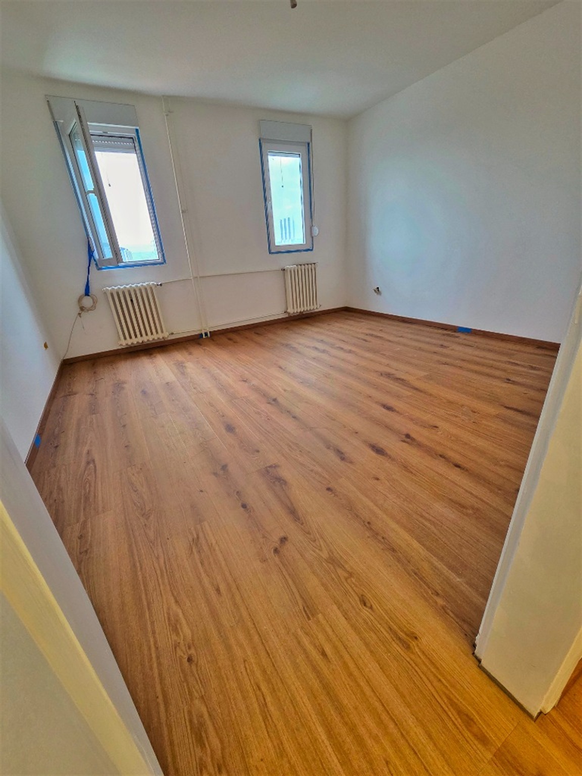 Prostrana soba sa toplim prirodnim hrast LVT podom